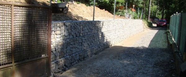 Oporný múrik pri RD Lamač